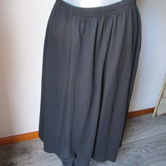 Lightwweight polyester black skirt with pockets. Hanes medium size, 31 inch. - Picture 9 of 10